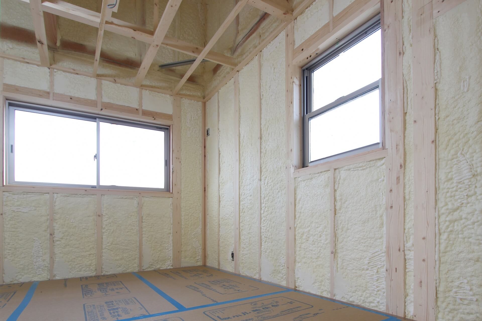 建築中の新築住宅の内部