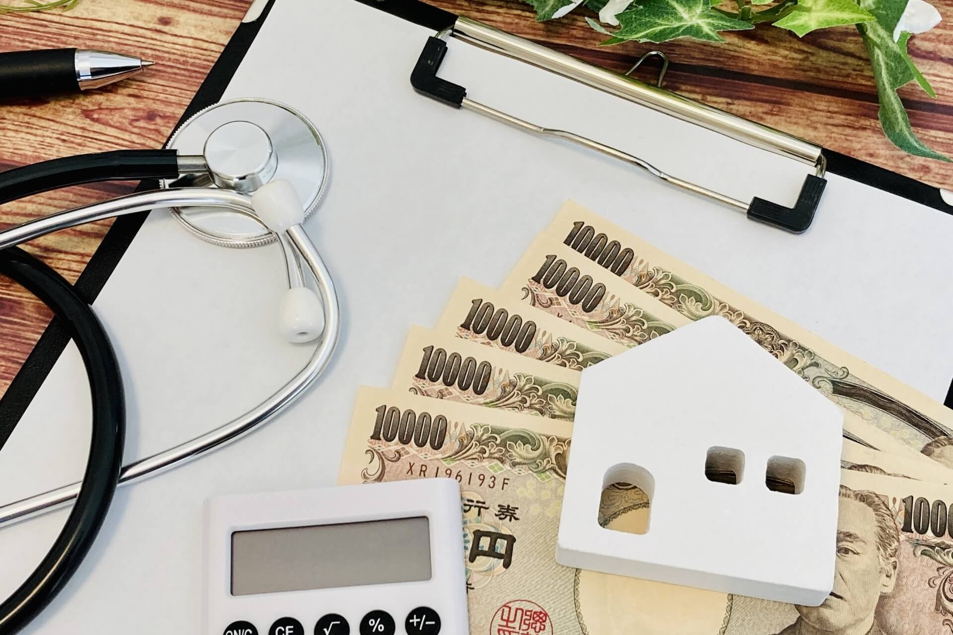 家の模型と10,000円札