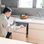 キッチン設備のチェックをする業者