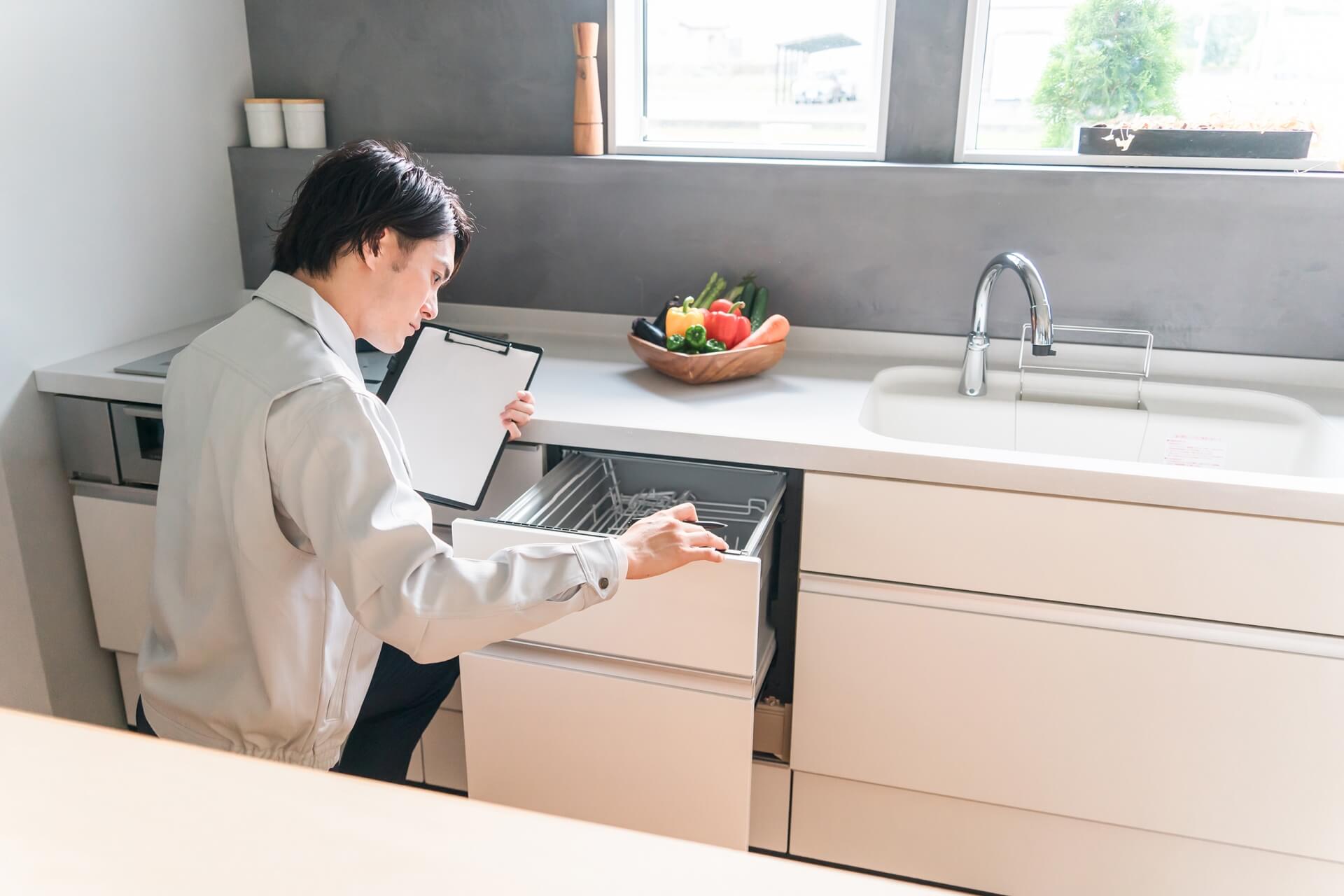 キッチン設備のチェックをする業者